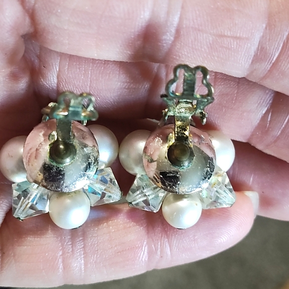 VINTAGE 60s CLUSTERED WHITE FAUX PEARL AB CRYSTAL CLIP-ON 1" EARRINGS - Picture 8 of 10